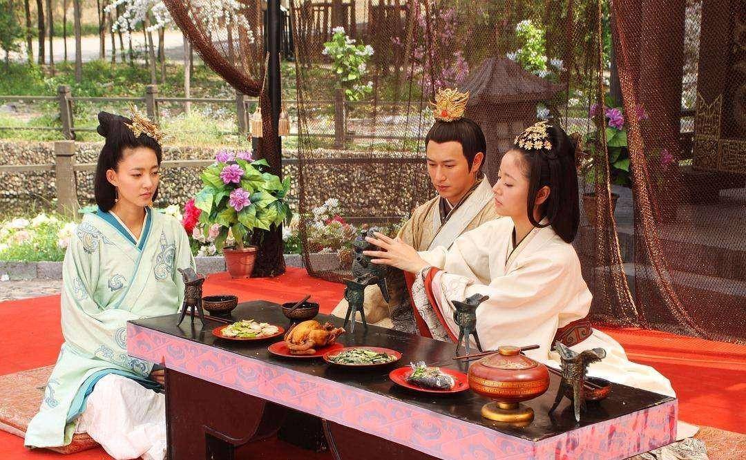文娱时尚盛典上演宫心术女星争奇斗艳谁才是赢家？乔欣腿抢镜赢博体育(图2)