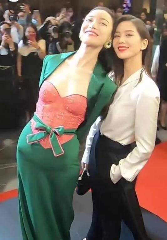 文娱时尚盛典上演宫心术女星争奇斗艳谁才是赢家？乔欣腿抢镜赢博体育(图6)