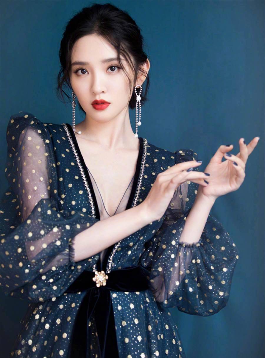 女星唐艺昕晋升辣妈穿低身段西服秀赢博体育奇迹线身段时尚又撩人(图2)