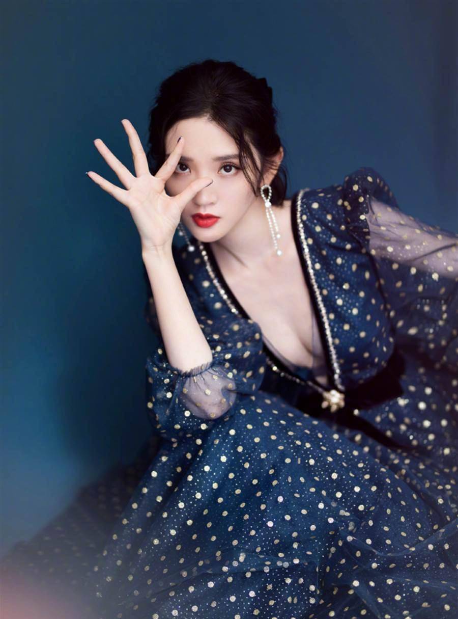 女星唐艺昕晋升辣妈穿低身段西服秀赢博体育奇迹线身段时尚又撩人(图3)