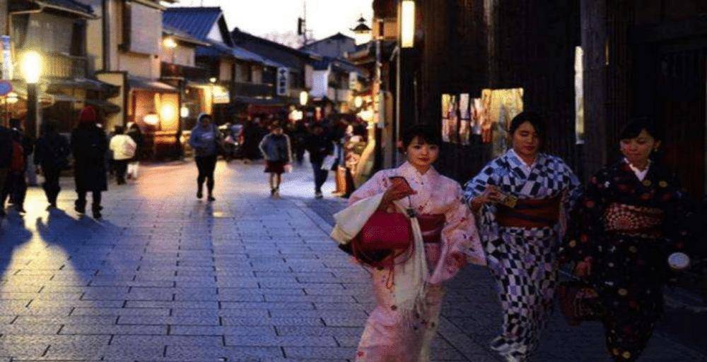 日本旅逛大攻略借使有人向你弯曲食指网友：那你就要戒备了！赢博体育(图1)