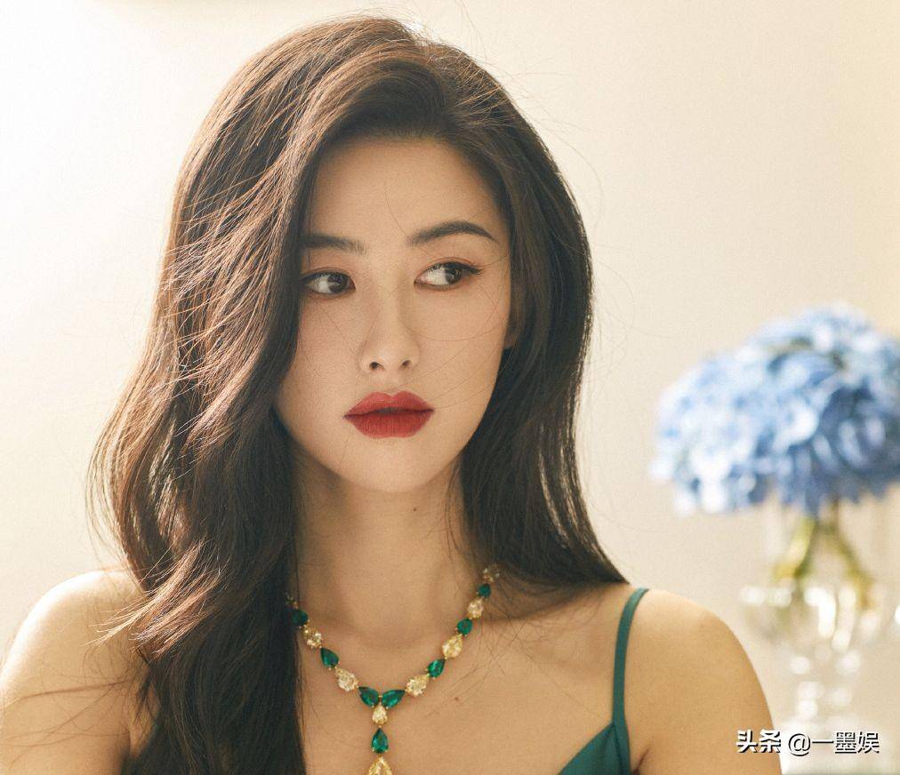 清点文娱圈真正的时尚女神不是穿得赢博体育少而是骨子里发放出的气质(图2)