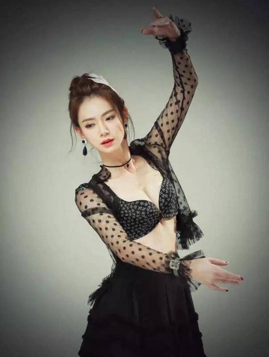 文娱圈最赢博体育时尚的这些辣妹身段一流格外辣到了每局部内心(图27)
