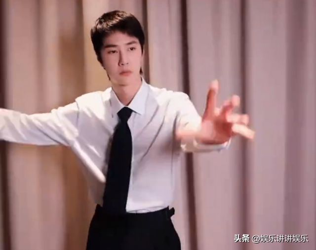 王一博巴赢博体育黎时装周气宇与网球新喜爱的完好调和一直挑衅自我！(图3)